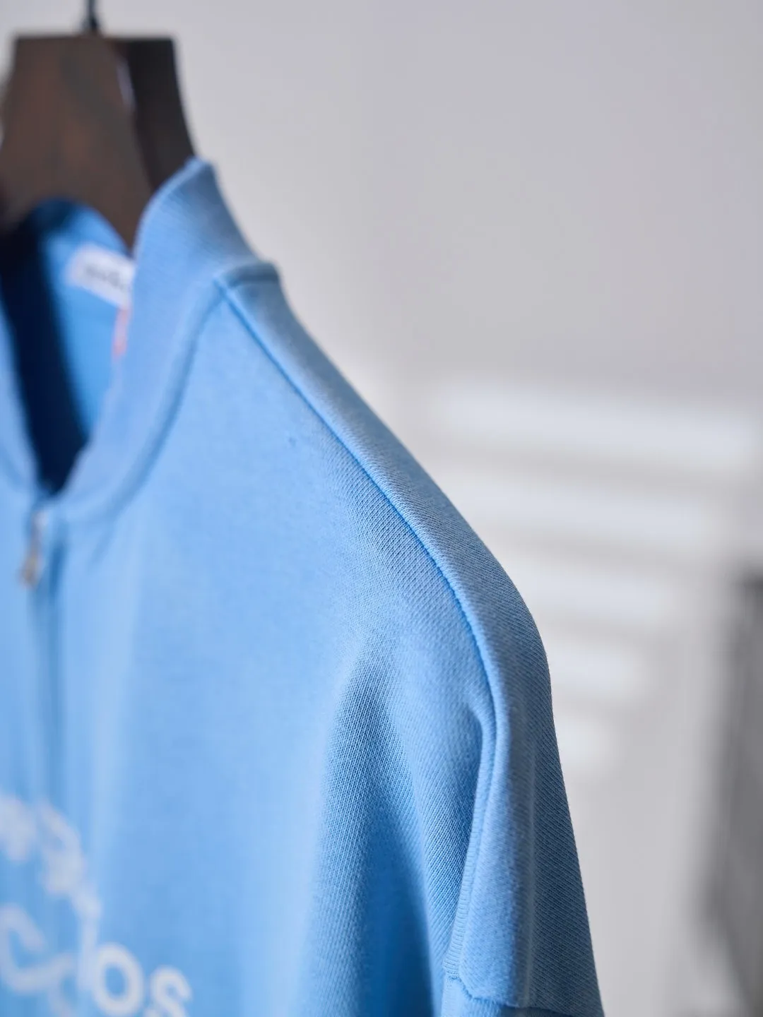 [Real auction] Acne Studios spray-painted distressed logo baseball collar zipper jacket [In Stock] S M L Acne Studios logo printing on the chest uses Retro sports aesthetics to engrave the brand's heritage. It is unobtrusive but highly recognizable. It subtly blends the Nordic minimalist style with the Retro sports style. It is low-key and elegant. It has its own aura. Adopt glue printing process. The chest printing has been revised three times with the film screen. Use glue liquid paint to print the pattern on the fabric. Bake the fabric to fix the printed pattern. Gradient distressing spray process. Spray dyes of different colors on the surface of the fabric. Realize that the clothes will show rich color changes under different lights to increase the visual layering. Many places on the body of the clothes are completely manually positioned and worn. Manual brushing marks add texture and depth to the surface of the clothes to imitate the texture of natural wear and tear. The fabrics have been fermented and washed, giving a better hand feel and texture. Not easy to deform, not easy to shrink, not easy to fade, and maintain long-term beauty and loose fit.